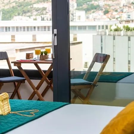 Royal Luxuria Modern