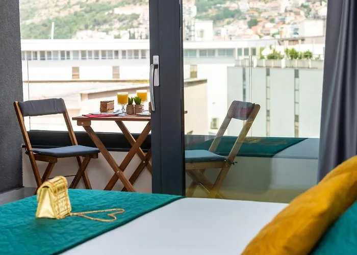 Royal Luxuria Modern